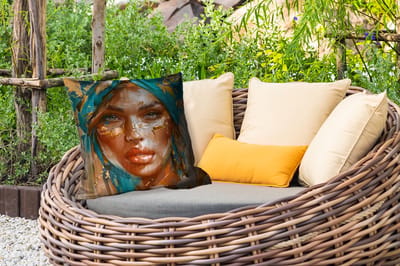 Buitenkussen Weerbestendig - Vrouw - Portret - Goud - Luxe - Blauw - 50x50 cm