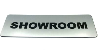 Deurbordje met tekst Showroom incl. 3M-tape plakstrip - Namengigant Deur Tekstbordje - Deur - incl. 3M-tape plakstrip - Bordje - RVS Look - 150 mm x 50 mm x 1,6 mm - 5 jaar Garantie