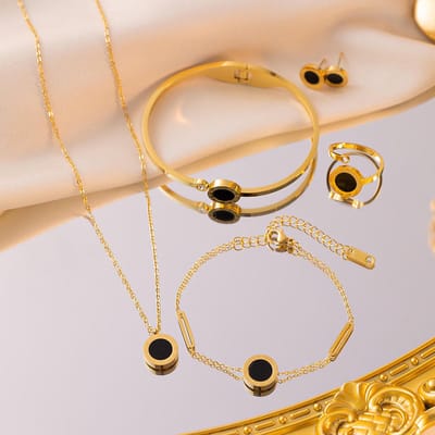 Glintweave – Roestvrijstalen Sieradenset met Zwarte Romeinse Cijfer Hangers – 18K Verguld – Dames – Ketting, Oorbellen, Ring, Armband & Bangle – Goud/Zwart