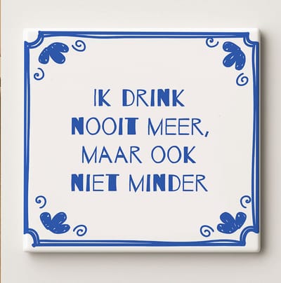 Keramische Tegel 15x15cm – “Ik Drink Nooit Meer, Maar Ook Niet Minder” – Grappige Nederlandse Spreuk – Blauw-Witte Delfts Blauwe Muurdecoratie