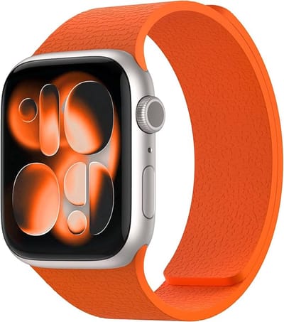 Stravo Magnetische Siliconen Horlogeband met Litchi-structuur – Traploos Verstelbaar Magneet Bandje – Geschikt voor Apple Watch 42mm (Series 11/10), 41mm (Series 9/8/7), 40mm (Series 6/5/4, SE 3/2/1), 38mm (Series 3/2/1) – Oranje