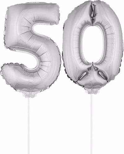 50 jaar leeftijd feestartikelen - versiering cijfers - ballonnen op stokje - van 41 cm - Combi van cijfer 50 - in het zilver