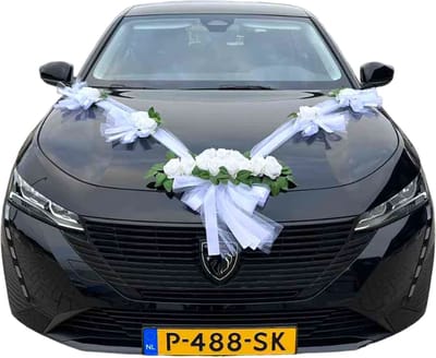 AUTODECO.NL - DANIELLE Auto Versiering Bruiloft - Trouwauto Decoratie witte Linten - Autodecoratie - witte Rozen & Tule - Motorkap Versiering - Autobloemstuk Bruiloft - Bloemen op de Auto - Bloemen op de Motorkap - Trouwerij - Huwelijk