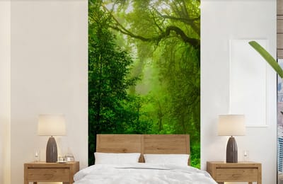 Behang - Fotobehang Landschap - Jungle - Tropisch - Zon - Groen - Breedte 120 cm x hoogte 240 cm