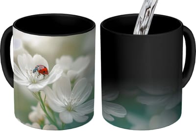 Magische Mok - Foto op Warmte Mokken - Koffiemok - Lieveheersbeestje - Bloemen - Wit - Magic Mok - Beker - 350 ML - Theemok