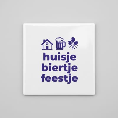 Huisje Biertje Feestje Tegel – Grappige Nederlandse Feest Quote – Bar- & Woondecoratie – Keramische Tegel 15 × 15 cm