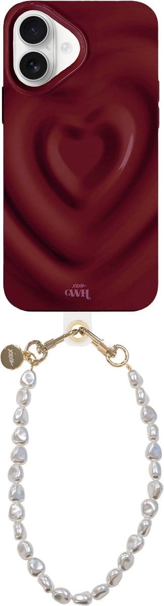 xoxo Wildhearts Biggest Love Burgundy Cord Case - Geschikt voor iPhone 16 - Hoesje met koord - Kwalitatieve backcover - Telefoonhoesje met hartjes patroon - Hartenpatroon - met camerabumper - Parelketting - Burgundy - Rood - Donkerrood