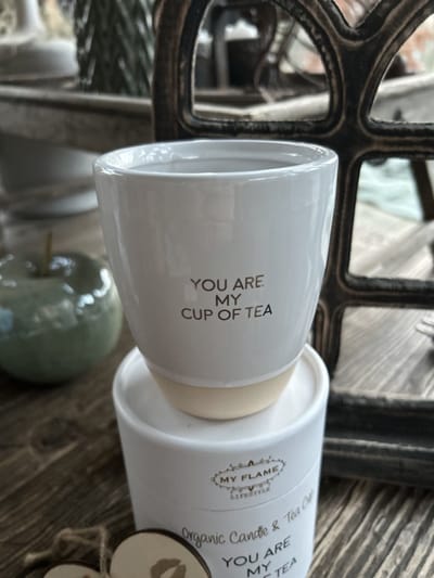 Creaties van Hier – Geurkaars in theemok My cup of tea met houten hartje – 10 cm – Herbalin fusion