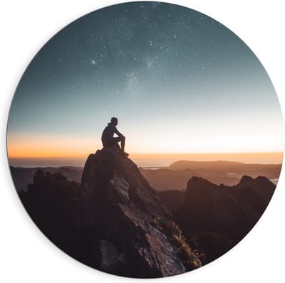Dibond Wandcirkel - Silhouette Man op Rots - 90x90cm Foto op Aluminium Wandcirkel (met ophangsysteem)