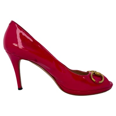 Gucci New Hollywood Horsebit Peep Toe Pumps in roze lakleer