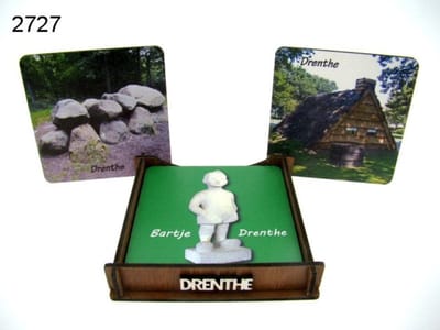 Onderzetters Drenthe – Set van 6 – Hout – Inclusief Houder – Hunebed, Plaggenhut & Bartje