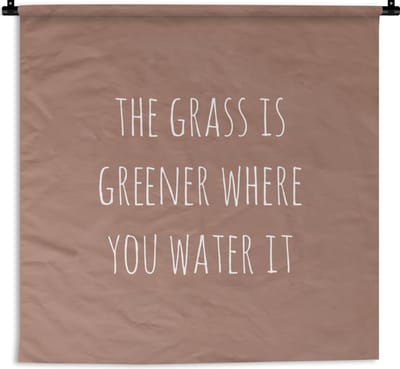 Wandkleed - Engelse quote The grass is greener where you water it op een bruine achtergrond - 120x120 cm - Wandtapijt