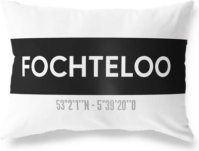 Tuinkussen FOCHTELOO - FRIESLAND met coördinaten - Buitenkussen - Bootkussen - Weerbestendig - Jouw Plaats - Studio216 - Modern - Zwart-Wit - 50x30cm