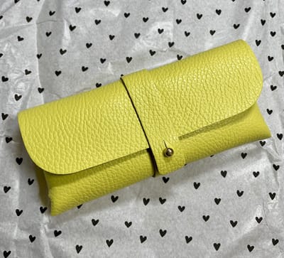 Zonnebrilhoes Citroen Geel Mat - Echt leer 100% - 16 x 8 cm - Accessoire - Zonnebril - Modern - Hip - Trendy - Trendsetter Wauw - Fashion Trending Handig Gadget - Sunglasses Wallet - Zon - Lente Zomer - Accessoires - Dames - Heren - Kinderen - Vrouw