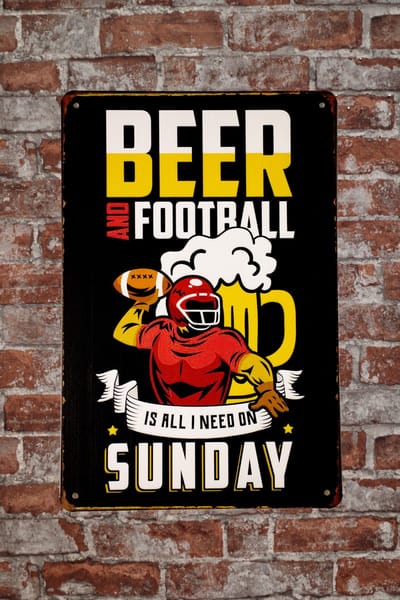 Wandbord - Beer and football - Metalen wandbord - Voetbal - Mancave - Mancave decoratie - Metal sign - 20 x 30cm - Wandborden - Bar decoratie - UV bestendig - Tekst bord - Metalen decoratie - Bier -