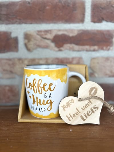Creaties van hier – Mok Coffee is a hug met houten hartje – porselein – 9 cm – cadeau