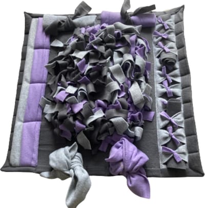 Snuffelmat voor honden en katten. Snuffelmat Challenge in de kleuren lila, antraciet, grijs. Hersenwerk voor huisdieren. MadeByShuko. Snuffelkleed-Speelkleed-Voerkleed-Hondenpuzzel-Voerpuzzel-Slowfeeder-Intelligentie speelgoed voor hond en kat
