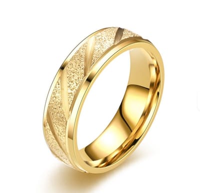 Jonline Unisex Ring |Gold Plated|Goudkleurige Ring Ingegraveerde Strepen|7 mm| Luxe Design Dames Heren|maat 66=21.00 mm.