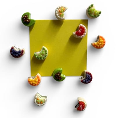 TLVX 12 stuks Leuke 3D Taartjes Magneten / Leuke Koelkastmagneten Gebak / Sterke Foto Magneet / Vrolijke Speel- en Leer Magneetjes / School / Whiteboard / Decoratief / Boodschappenlijst / Notitie / Memo bord / Feest / Party / Schoolbord / Magnetisch