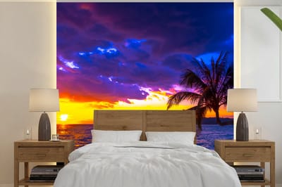 Behang - Fotobehang Palmboom - Paars - Zonsondergang - Strand - Zee - Breedte 220 cm x hoogte 220 cm