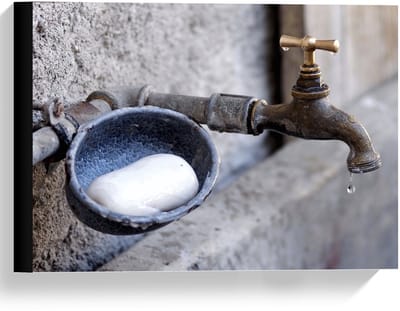 Canvas  - Kraan uit de Muur met Zeep  - 40x30cm Foto op Canvas Schilderij (Wanddecoratie op Canvas)