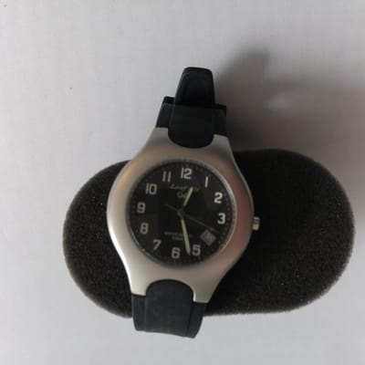 Mooi leaf fit -Q&Q horloge unisex met datum.