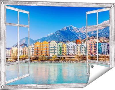 Gards Tuinposter Doorkijk Gekleurde Huisjes in Innsbruck, Oostenrijk - 90x60 cm - Tuindoek - Tuindecoratie - Wanddecoratie buiten - Tuinschilderij
