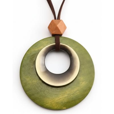 Groene ketting met ronde houten hanger en oranje accent – ketting voor dames – koordketting met fantasiehanger en natuurlijke look
