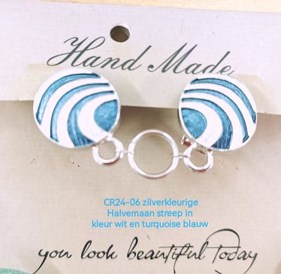 Vestsluiting - clip met ring in midden - halve maan blauw met witte streep - voor - vest - Gehaakt omslagdoek - sjaal - Zilverkleurig.