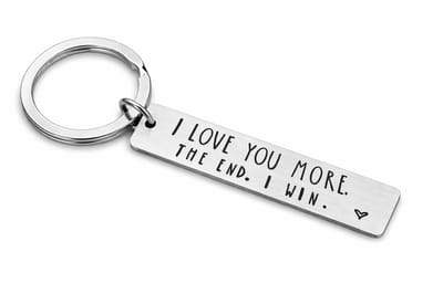 Okado RVS Sleutelhanger met Tekst “I Love You More. The End. I Win.” – Cadeau voor Valentijnsdag – Liefde & Relatie – Zilverkleurige Sleutelhanger voor Hem of Haar