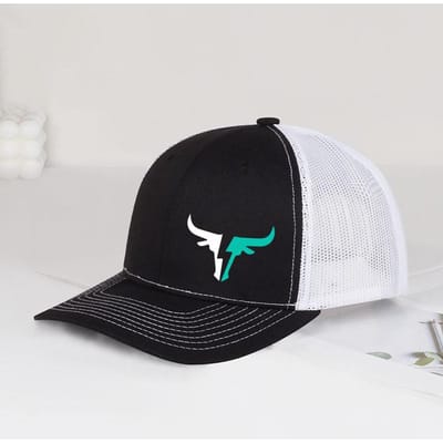 Mesh Pet met Bulls Logo Gedrukt Lichtgewicht, Ademend, Verstelbare Zonneklep Uniseks Visserspet & Casual Pet Stijlvol Modeartikel white