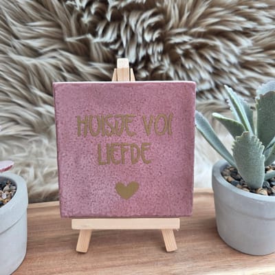 Robuust Wenstegeltje – Huisje vol Liefde – 10x10 cm – Luxe Wanddecoratie– Cadeau voor Nieuw Huis, Samenwonen, Vrienden, Vriendin, Jezelf, Gezin of Zomaar – Trendy nu – Decoratief Tegeltje met Standaard – Cadeau Idee