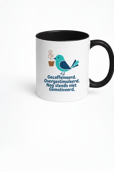 Grappige Koffiemok met Tekst 'Gecaffeïneerd, Overgestimuleerd, Nog Steeds Niet Gemotiveerd' – Vogel – Cadeau Collega – Wit met Zwart – Keramiek 330 ml