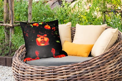 Sierkussen Buiten - Vrouw - Zwart - Bessen - Bramen - Appels - 60x60 cm - Weerbestendig