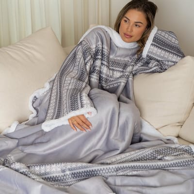 Fleece Deken met Mouwen - Plaid met Mouwen - Hoodie Deken - Hoodie Blanket - Huggle Hoodie - Snuggle Hoodie - Dekens - TV Deken - Grijs met Print - Dames en Heren - Volwassenen - 180x130 cm - Noodpakket - Kerstcadeau - Snuggie Moment