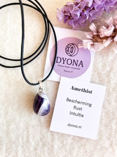 Dyona - Amethist - Edelsteen hanger - Incl. briefje met betekenis - Bescherming - Rust - Intuïtie - Spiritueel cadeau - In geschenkverpakking - Kettinghanger - Armband hanger - Tashanger - Autohanger