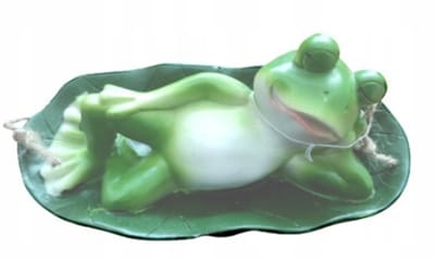 Relaxende Kikker op Blad – Polystone Hangdecoratie – 19 x 9 x 8 cm