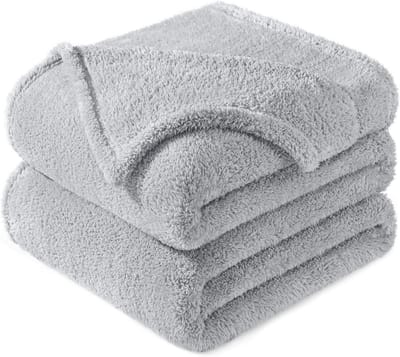 Fleece Deken - Dekentje Plaid - Comfort Verhogend - Dubbelzijdig Pluche - 220x240 cm - Lichtgrijs
