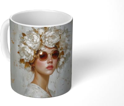 Mok - Koffiemok - Schilderij - Vrouw - Zonnebril - Bloemenkrans - Mokken - 350 ML - Beker - Koffiemokken - Theemok
