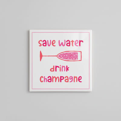 Grappige Quote Keramische Tegel “Save Water Drink Champagne” – Roze Glitterstijl Wijn Wanddecoratie – Decoratieve Tegel 15 × 15 cm