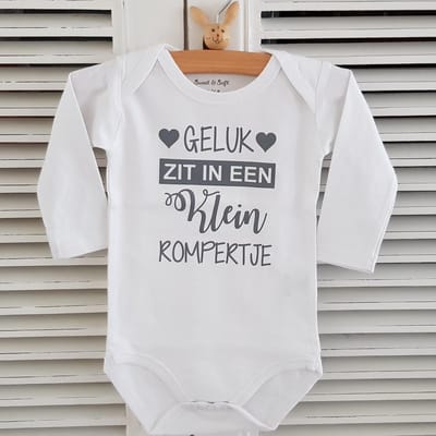 Baby Rompertje lange mouw met tekst grijs: Geluk zit in een klein rompertje  -Maat 50-56