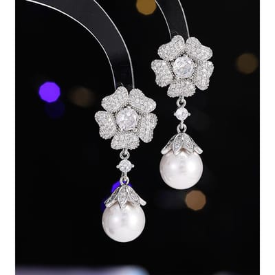 Dames Oorbellen met Bloemenmotief, Lichte Luxe Design, Elegante Imitatieparels en Zirkonia, Modieus en Veelzijdig, Niche Design Oorbellen gray