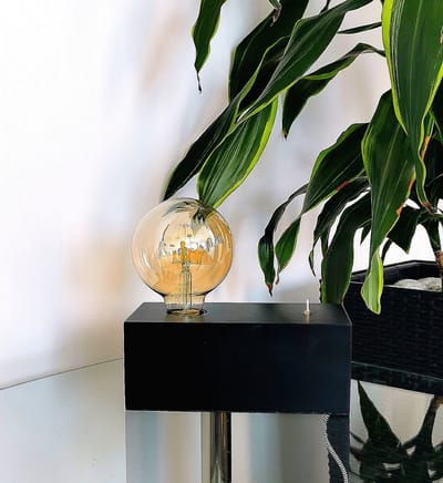 Trango 2020B-4W Tafel-/nachtlamp – Zwart houtlook, moderne retro landelijke stijl (200 x 100 x 80 mm) met schakelaar – Inclusief 4W E27 goudkleurige LED-lamp (2500 K) – Industriële bureau-/woonkamerlamp