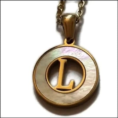 Aramat Jewels | Halskettingen | Initiaal Ketting Goudkleur met Schelp Inlay 45cm - Personaliseerbaar | L | |1,5mm | Staal | Volwassenen | Verkleurd niet