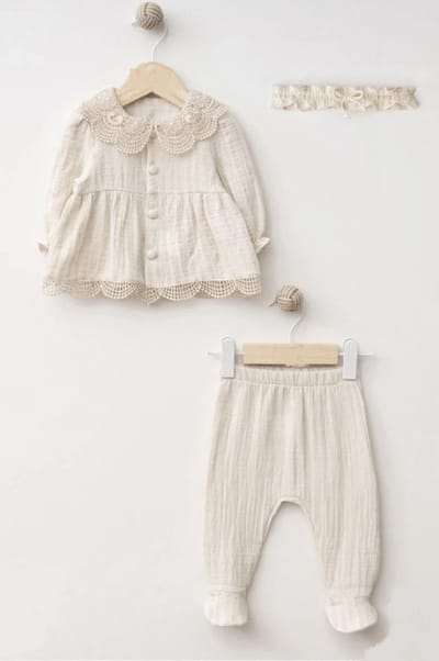 Baby Meisjes 3-Delige Set Beige – Kant Details – Top, Broekje & Haarband – 0-3 Maanden