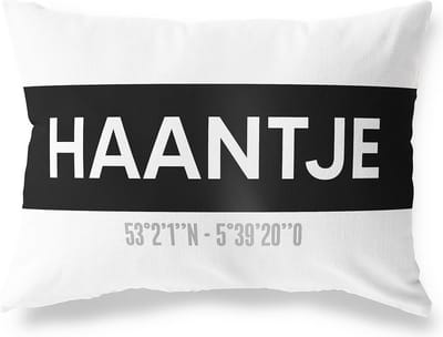 Tuinkussen HAANTJE - DRENTHE met coördinaten - Buitenkussen - Bootkussen - Weerbestendig - Jouw Plaats - Studio216 - Modern - Zwart-Wit - 50x30cm