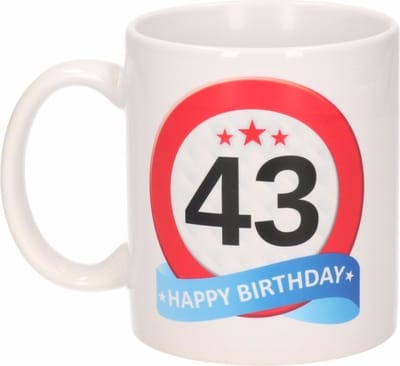 Beallatio Decorations - 43 jaar Verjaardag koffiemok - cadeau beker - stopbord print met happy birthday - 300 ml - keramiek - wit