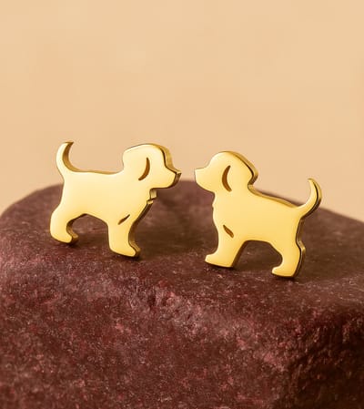 Lundholm Oorknopjes Dames Hond Puppy – Premium Stainless Steel Goud kleurig (Gold Plated) – Schattige Hondjes Oorbellen Dier (1.2 cm) – Cadeautje – Luxe Geschenkverpakking