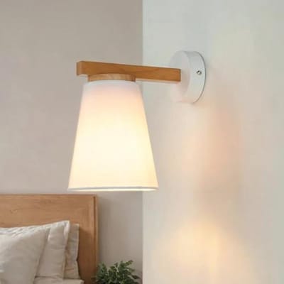 Scandinavische Wandlamp met Houten Accenten en Stoffen Kap E27