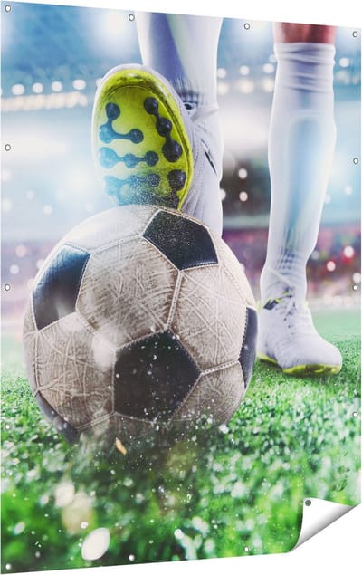 Gards Tuinposter Voetbalspeler met de Bal in het Stadion - 120x160 cm - Tuindoek - Tuindecoratie - Wanddecoratie buiten - Tuinschilderij